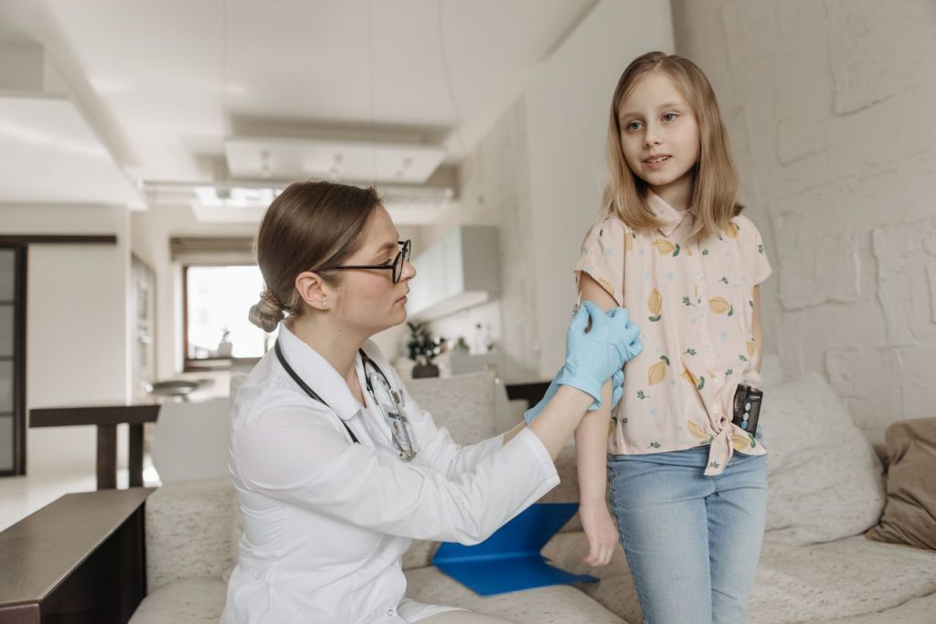 Impfung eines Kindes durch medizinisches Fachpersonal